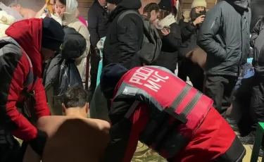 Мороз не помешал: сотни алматинцев окунулись в воду в крещенскую ночь