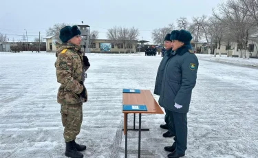 Такое случается редко: офицер принял присягу у родного брата в Атырау