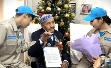 Әскери қызметшілер 102 жасқа толған майдангерді құттықтады