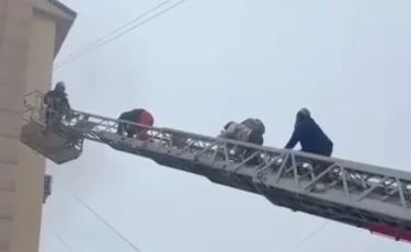 Пожар в многоэтажке: в Талдыкоргане эвакуировали жильцов из окон верхних этажей