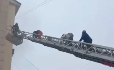 Пожар в многоэтажке: в Талдыкоргане эвакуировали жильцов из окон верхних этажей