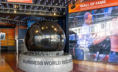 Отжимания на бутылках и бег на каблуках: невероятные спортивные достижения 2025 года