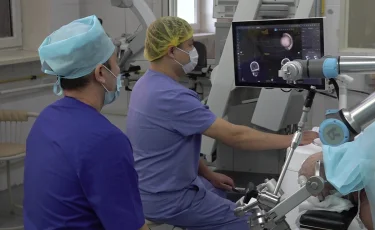 В Алматы впервые провели уникальную операцию на головном мозге с участием робота-хирурга