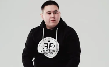 Имандылық үлгісі: Imanbek жолда қалған жолаушыларға көмектесті