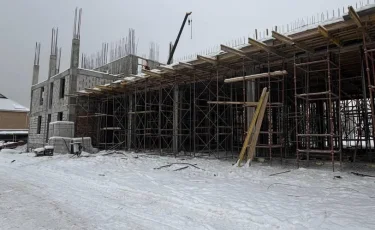 В Наурызбайском районе Алматы продолжается строительство ключевых социальных объектов