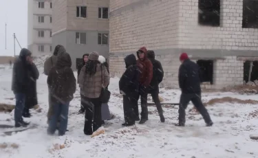 Заңсыз құрылыс: Ақтауда үлескерлер екі жылдан бері баспанаға қол жеткізе алмай келеді