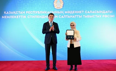 Президент атынан Зейнеп Ахметоваға Алтын жұлдыз бен «Отан» ордені табысталды
