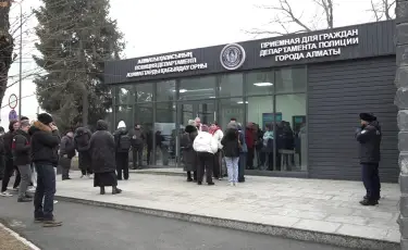 Ждут помощи и справедливости: сотни алматинцев отдали мошенникам миллиарды тенге