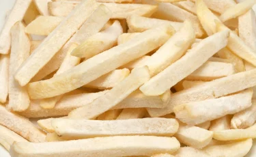 Неожиданный сюрприз: тысячи пакетов с картошкой выбросило на пляж