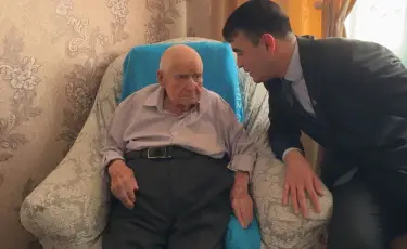 В Алматы поздравили ветерана ВОВ Анатолия Попова с 100-летием