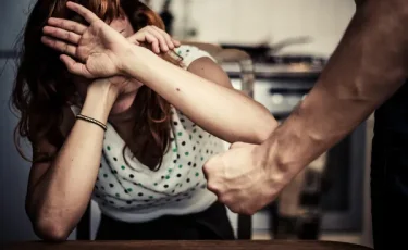 Тащил за волосы и бил палкой: актюбинец жестоко избил сожительницу