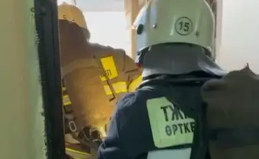 Пожар в Алматы: в многоэтажном доме загорелась квартира
