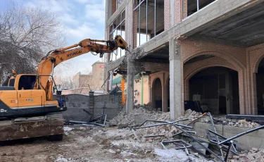 Крупный незаконный объект в Алматы сносят по решению суда