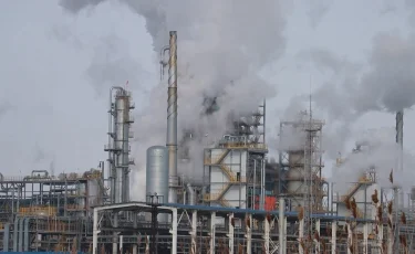 Қан қысымы көтеріліп жатыр: Атырауда сасық иіске тұншыққан тұрғындар дабыл қақты