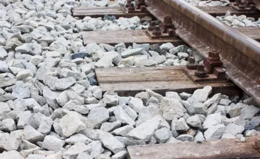 Груда камней обрушилась на пути: поезд сошел с рельсов