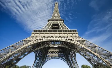 Хотел сделать селфи: мужчина госпитализирован после падения с «Эйфелевой башни»