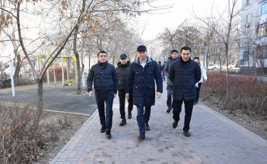 Алматы әкімі Есен Дүйсенов көшесінің бір бөлігін көріктендіру жобасымен танысты