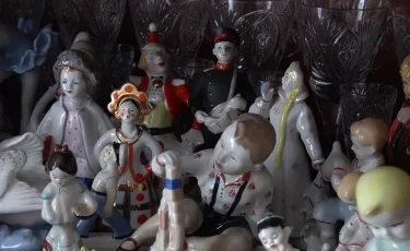 Фарфоровое наследие: как жительница Уральска сохраняет миниатюрную историю прошлых эпох