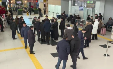 Кешіккен рейс: Атырауда екі күннен бері сабылған жолаушылар шу шығарды