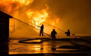 Едва не погиб: мужчину спасли из пожара в Усть-Каменогорске