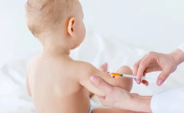 Подозревали корь: у младенца в Туркестане обнаружили иглу в организме (видео)