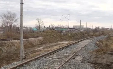 Детская шалость с риском для жизни: в Костанае родительницу оштрафовали после ЧП на железной дороге