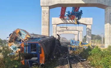 Құрылыс краны пойыздың үстіне құлап, 22 адам қаза тапты