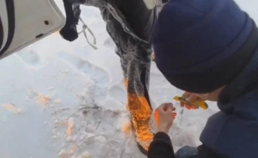 Автомобиль с рыбаками провалился под лёд в Павлодарской области (видео)