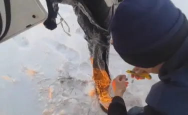 Автомобиль с рыбаками провалился под лёд в Павлодарской области (видео)