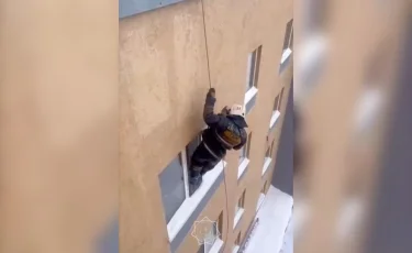 Один дома: в Астане спасатели освободили из запертой квартиры ребенка