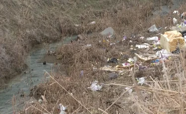 Тараз қаласындағы су арналары қоқысқа толып кеткен - тұрғындар шағымы