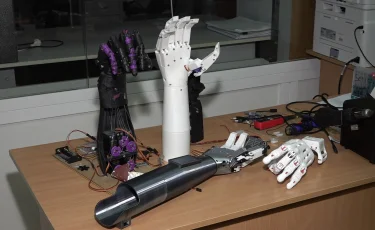 Алматылық оқушылар бионикалық қол протезін ойлап тапты