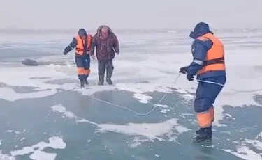 Қапшағай су қоймасында мұз астына түсіп кеткен балықшы құтқарылды