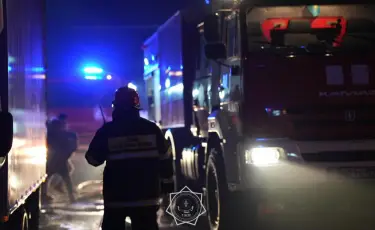 В Алматы ликвидируют крупный пожар: спасатели задействованы по повышенному рангу