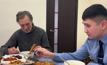 В поисках друга: иностранец застрял в Казахстане без возможности вернуться домой (видео)