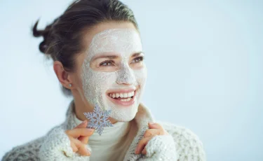 Почему зимой сохнет кожа и как её защитить