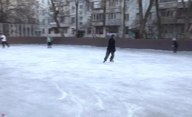 Қала келбеті: алматылық зейнеткердің ауласындағы мұз айдыны спортшыларды тәрбилеуде