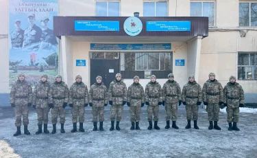 Со школьной скамьи - в один строй: 12 бывших одноклассников проходят службу вместе