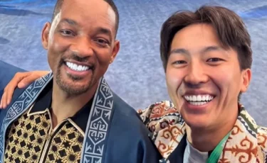 Казахский национальный чапан подарили Уиллу Смиту (видео)