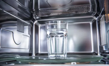 Неожиданный эффект: можно ли кипятить воду в микроволновке
