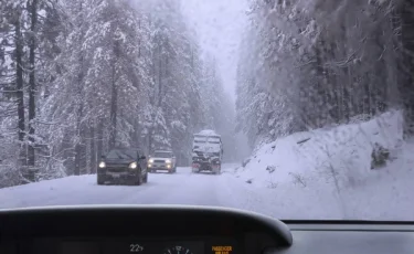 Снежные заносы на трассах: два человека спасены под Атырау