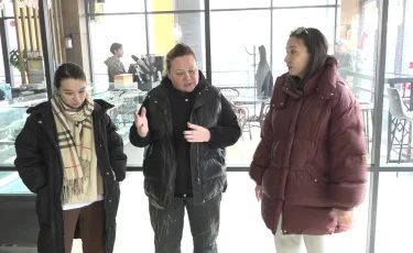 Ақшамызды қайтарсын, уәдеден шаршадық: Алматыда бірыңғай абонемент сатып алған ата-аналар бас көтерді