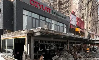 В Алматы снесли очередную незаконную пристройку