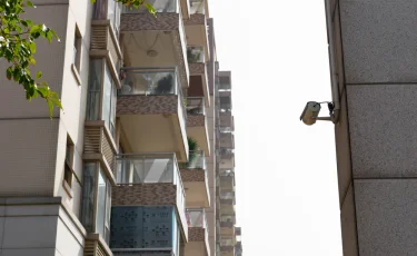 В Таразе женщина выбросила из окна пятого этажа собственных детей