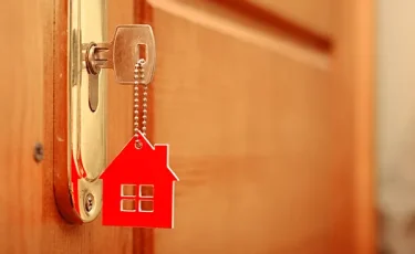 Мир не без добрых людей: неравнодушные казахстанцы купили дом отцу-одиночке