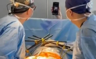 Тяжелейшие травмы: казахстанские врачи спасли мужчину, попавшего под трактор