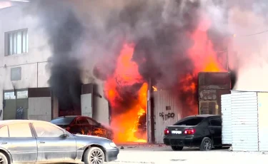 Крупный пожар произошел на СТО: двое пострадавших в реанимации