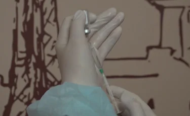 Қызымды өлтіре жаздады: мегаполистегі жеке емханалардың біріндегі медбике 10 есе артық көлемде екпе салған