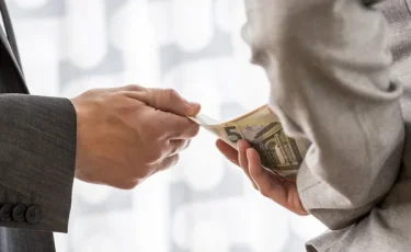 Смартфон и золотая печатка: вымогатель заставил мужчину оформить кредит