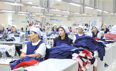 Работники швейной фабрики в Кызылорде одобрили проект новой Конституции